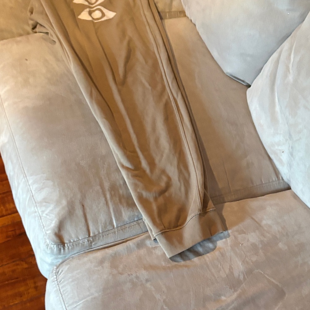 Nike Beige Sweatpants with White Graphic - Picture 5 of 6